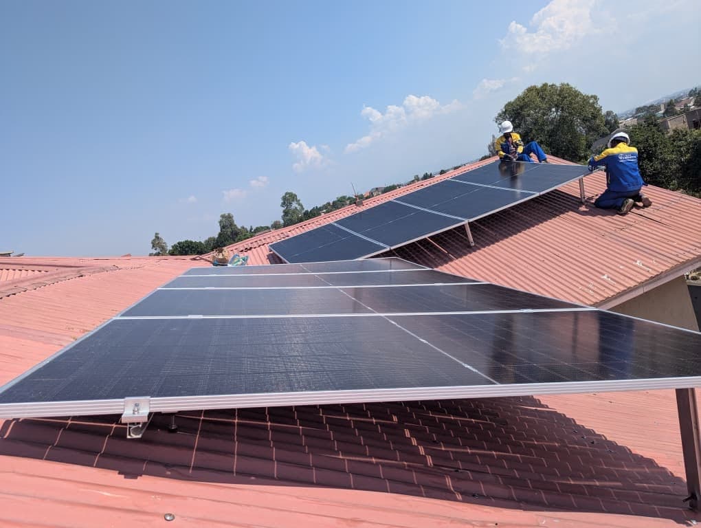 Équipe Tech Solution installant une centrale solaire en RDC