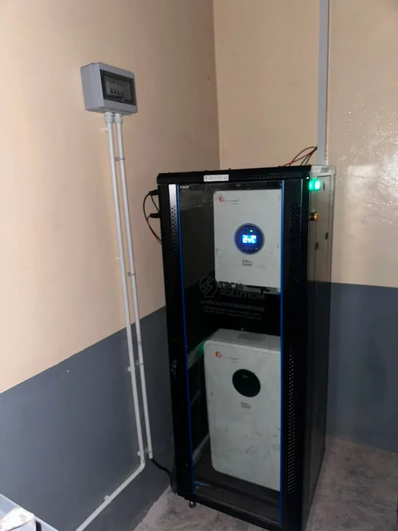 Baie technique et batterie de secours alimentant un serveur