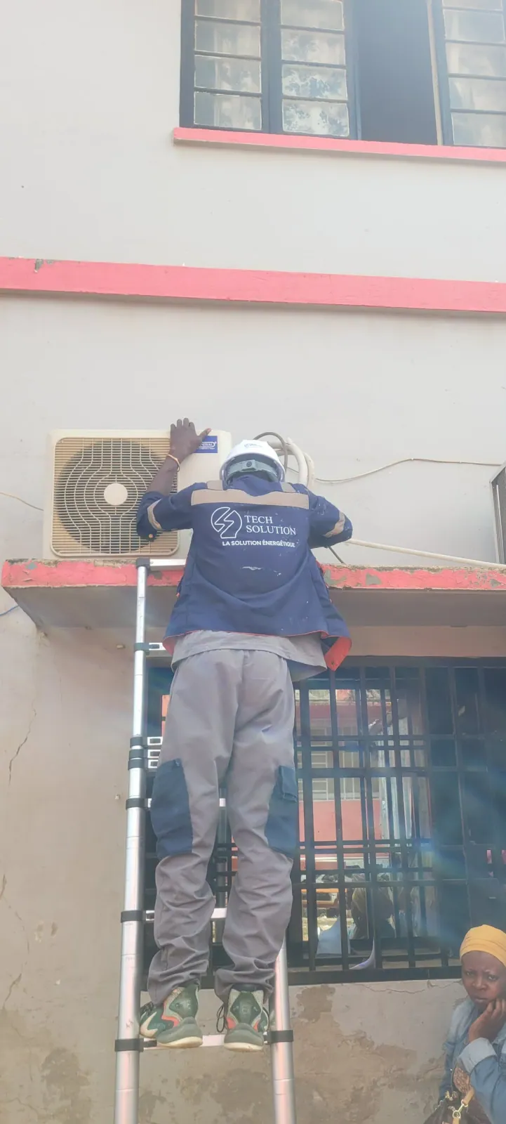 Technicien Tech Solution RDC intervenant sur un groupe de climatisation