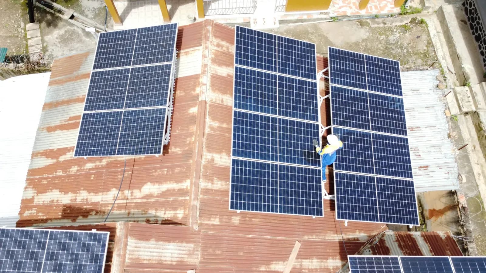 Vue aérienne d'un système solaire Tech Solution RDC en toiture, en RDC