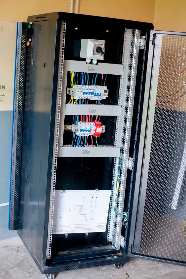 Armoire de contrôle et de protection installée par Tech Solution RDC