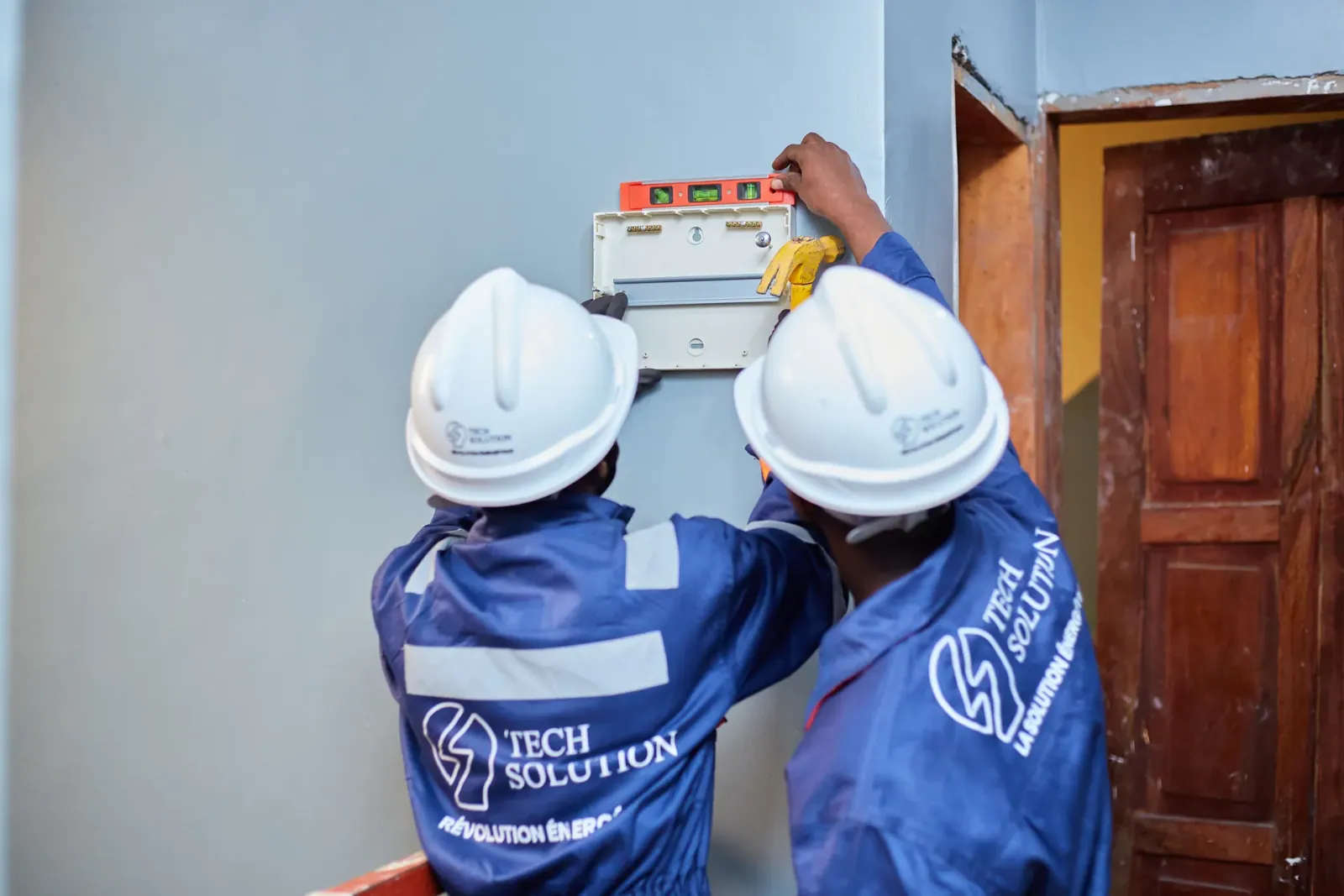 Techniciens posant un tableau de distribution basse tension