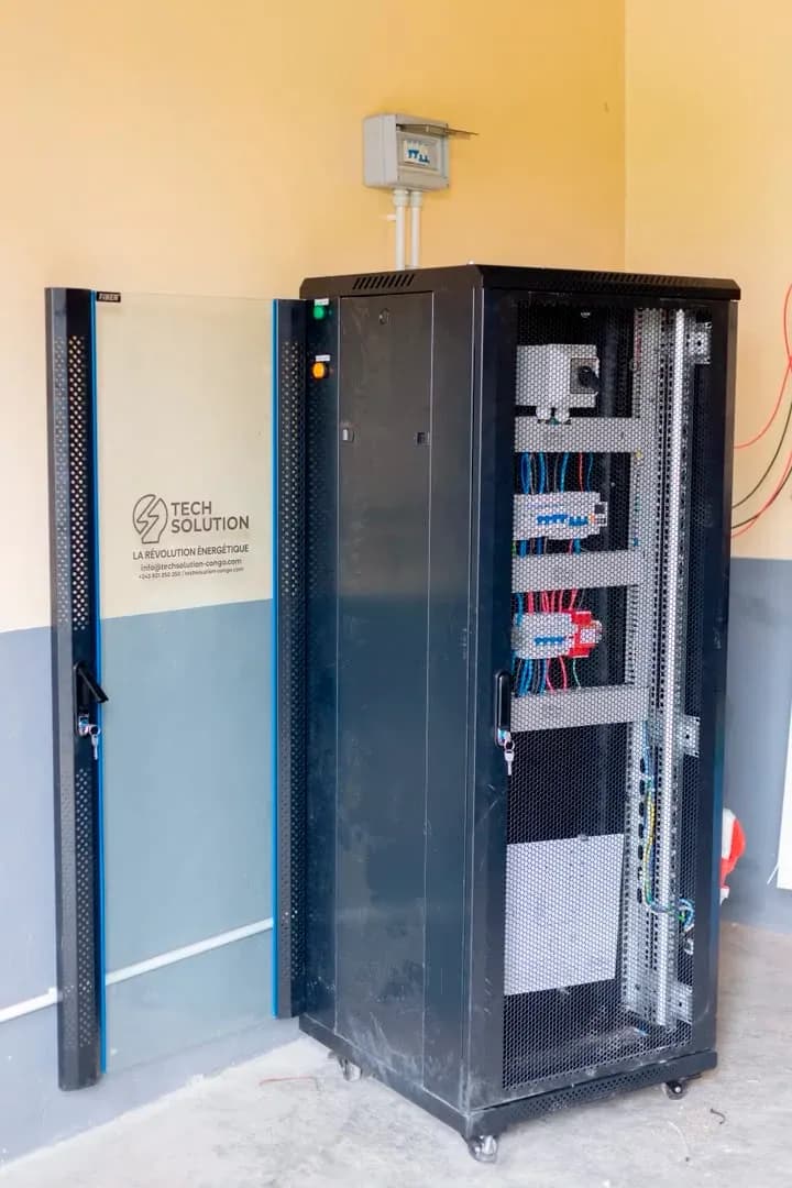 Baie technique Tech Solution RDC alimentant un site télécom