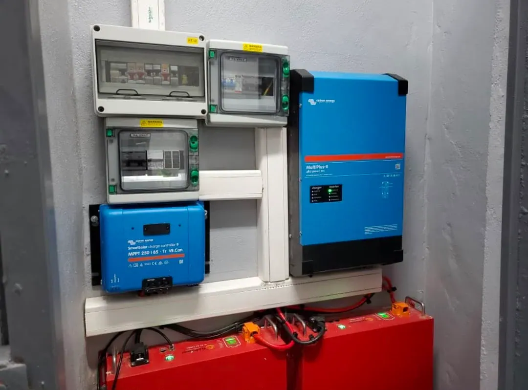 Onduleur Victron et parc batteries assurant la continuité électrique