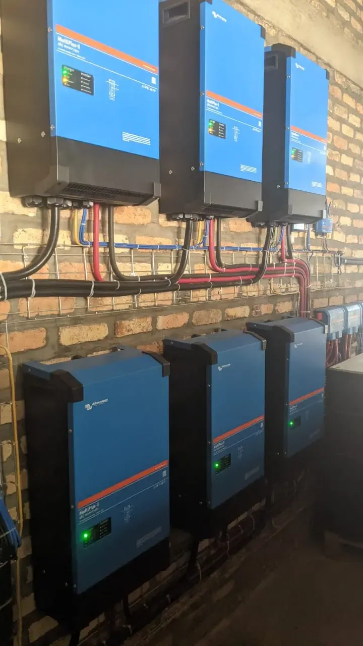 Onduleurs triphasés et parc batteries lithium installés par Tech Solution RDC