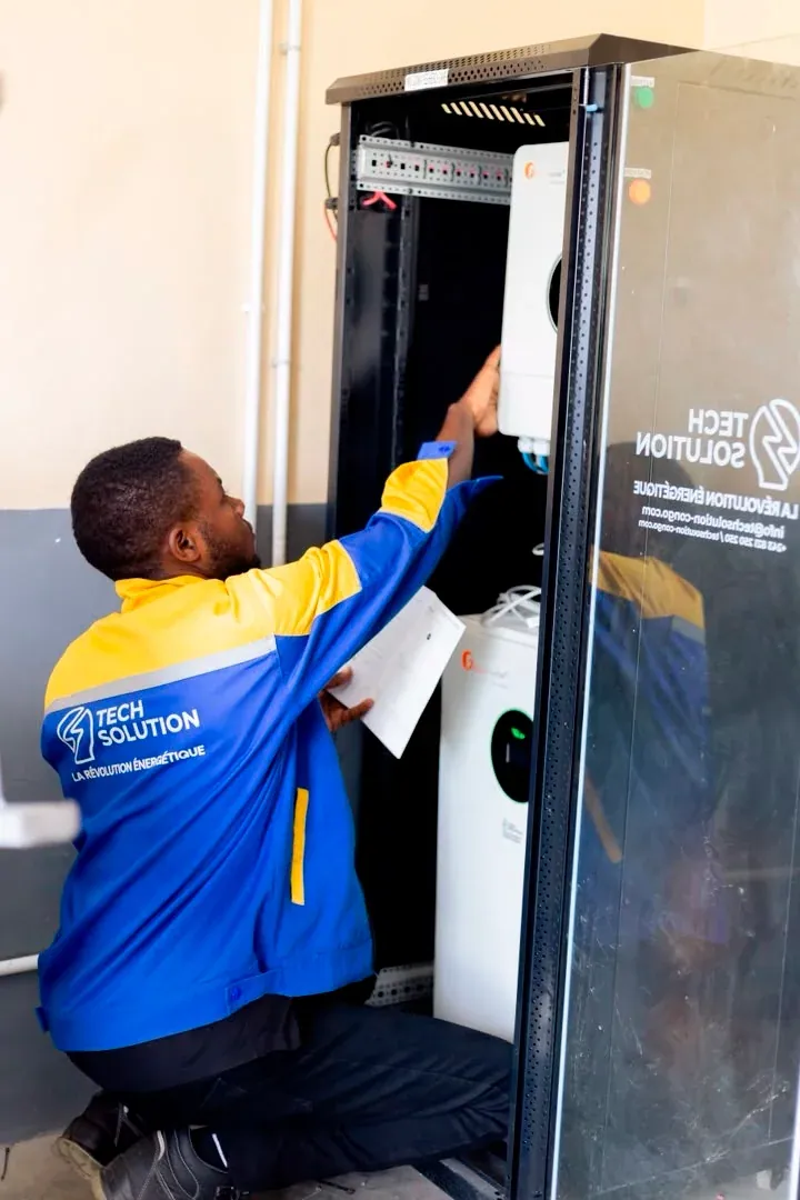 Technicien Tech Solution RDC en contrôle de maintenance, rapport en main